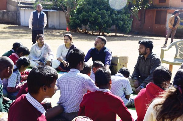 बतौली के नेत्रहीन बच्चों के आवासीय विद्यालय पहुंचे कलेक्टर, व्यवस्था का लिया जायजा