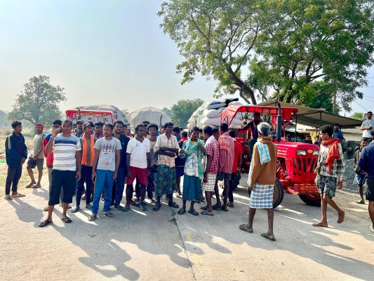 धान से भरे ट्रैक्टरों को सडक़ पर खड़ा कर  किसानों का एनएच-30 पर चक्काजाम