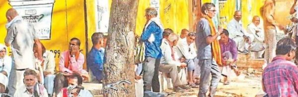 बार-बार लिंक फेल होने से घंटों कतार लगाने मजबूर हैं किसान