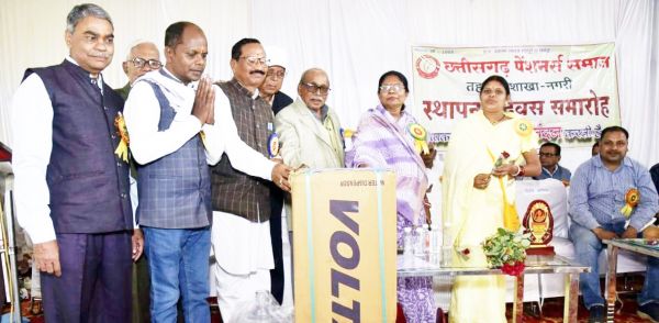 पेंशनर स्थापना दिवस पर सरपंच ने की  वाटर डिस्पेंसर व छड़ी भेंट