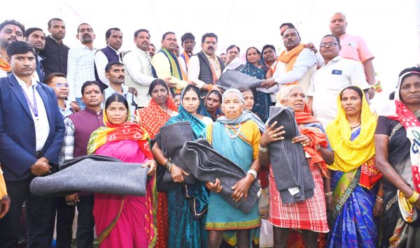 उपमुख्यमंत्री शर्मा ने 3 हजार से अधिक बैगा आदिवासियों को बांटे कंबल 