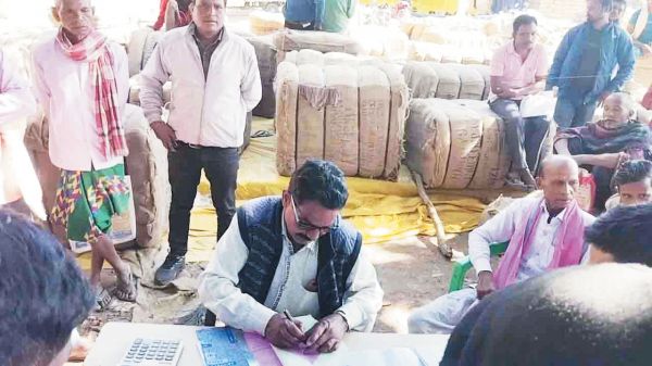 धान खरीदी केंद्र प्रबंधक पर मनमानी का आरोप