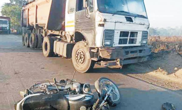  ट्रेलर ने बाइक सवार को मारी ठोकर गंभीर, ग्रामीणों ने किया चक्काजाम
