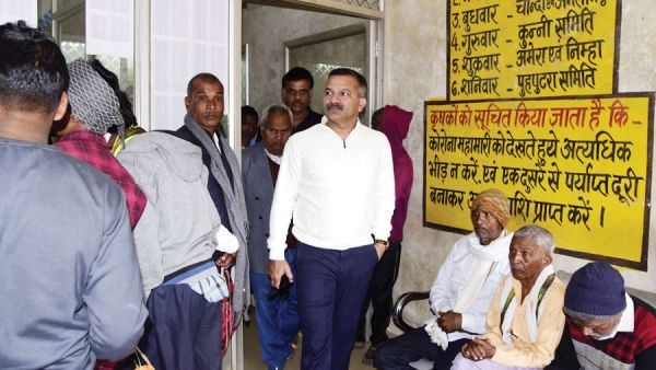 कलेक्टर ने सहकारी बैंक अंबिकापुर और लखनपुर का किया निरीक्षण