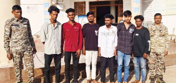 नशा करते 6 गिरफ्तार