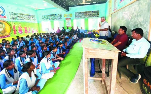 सीएमएचओ ने छात्रों को स्वास्थ्य के प्रति किया जागरुक