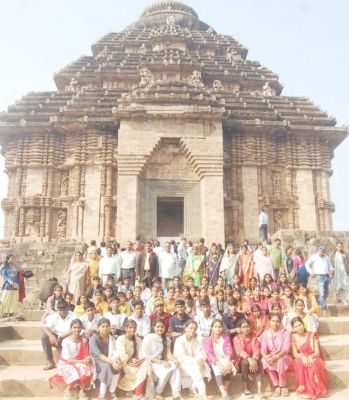 लावातरा के विद्यार्थियों ने देखा कोणार्क का सूर्य मंदिर