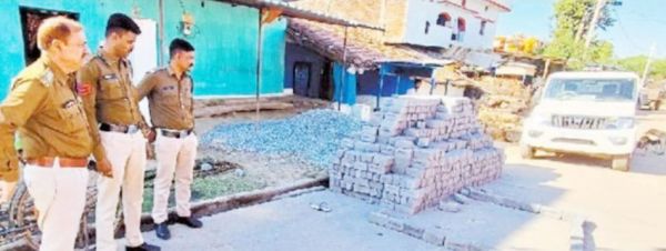 कारेसरा में दो गुटों में खूनी संघर्ष, एक मौत, 4 घायल 