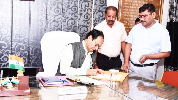 कलेक्टर ने प्रशासक का कार्यभार ग्रहण किया