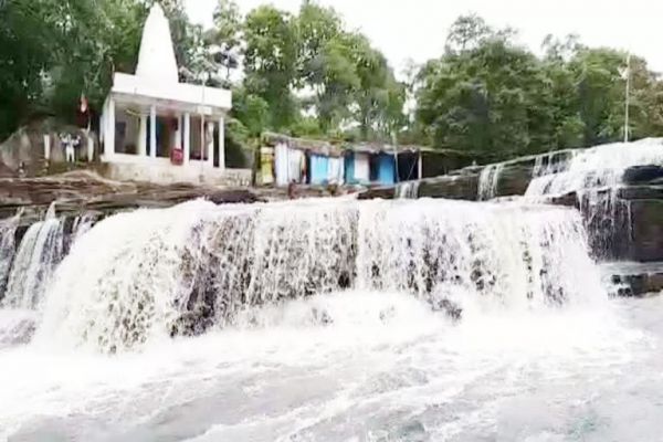 धमतरी का नरहरा जलप्रपात बना आकर्षण का केन्द्र