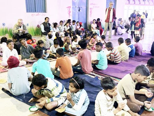 मंदिर में बच्चों को विधायक ने कराया कन्या भोज