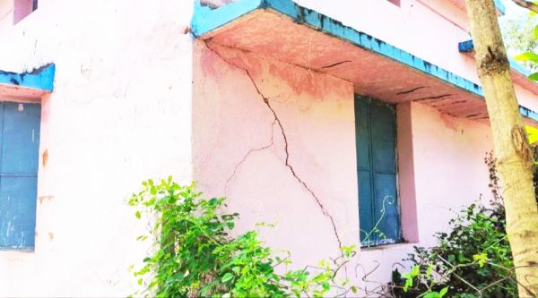 अमलीपदर विद्यालय जर्जर, जगह-जगह दरारें, छत का प्लास्टर उखड़ रहा
