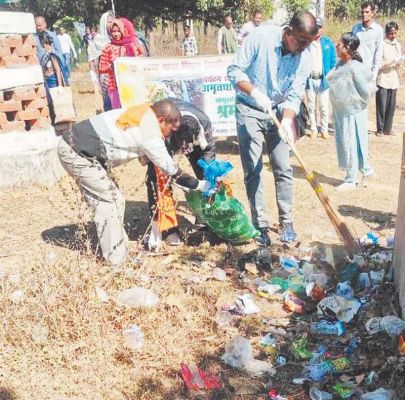 अमृतधारा में स्वच्छता का संदेश देने श्रमदान