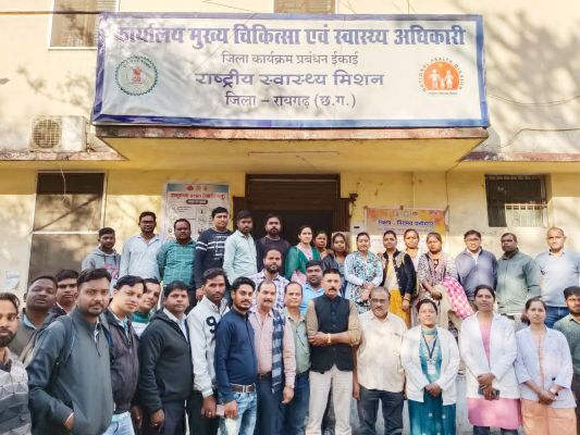 स्वास्थ्य कर्मी पहुंचे सीएमएचओ ऑफिस, सौंपा ज्ञापन