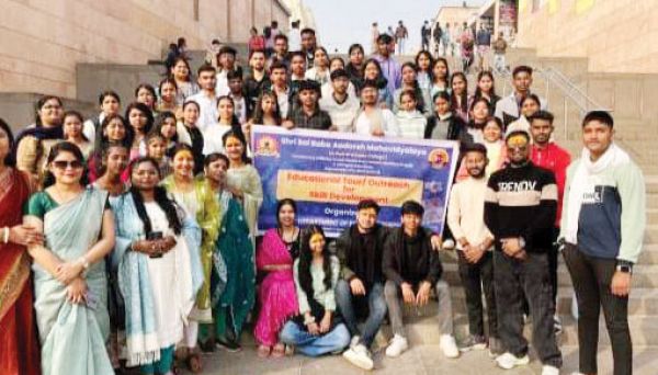 साई कॉलेज के विद्यार्थियों ने एक साथ देखा धर्म और विज्ञान