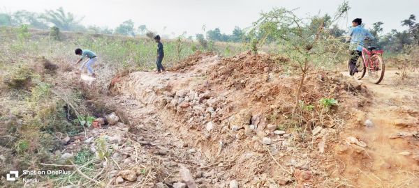 पाइप डालने सडक़ खोद कर छोड़ दिया