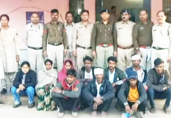 कारेसरा में दो पक्षों में विवाद के दौरान हत्या, दो महिला सहित 10 आरोपी गिरफ्तार