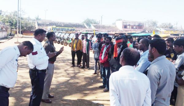75 ई-रिक्शा चालकों को यूनिक आईडी वितरित