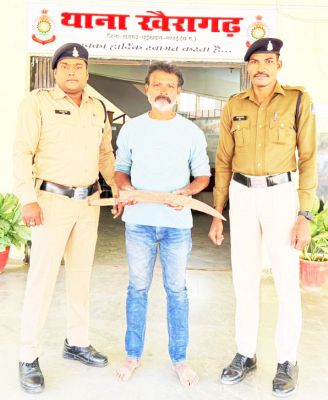  शराब दुकान के पास घुमा रहा था तलवार, पकड़ाया
