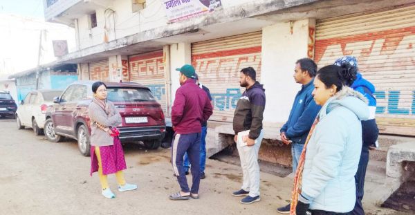 डेयरी की गंदगी सडक़ में बहाई, निगम ने 8 हजार जुर्माना वसूला