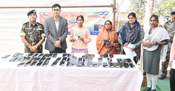 गुम मोबाइल आईजी ने   धारकों को लौटाया