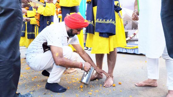 कांग्रेस ने शोभायात्रा का पुष्प वर्षा कर किया स्वागत