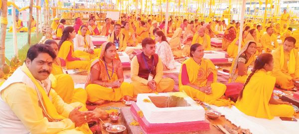 108 कुंडीय गायत्री महायज्ञ : दूसरे दिन यज्ञ कुंडों में शाकल्य अर्पण के साथ अग्नि प्रज्वलित