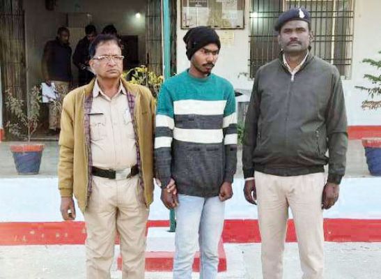 अविवाहित बता शादी का झांसा दे रेप, पैसे भी लिए, आरोपी बंदी