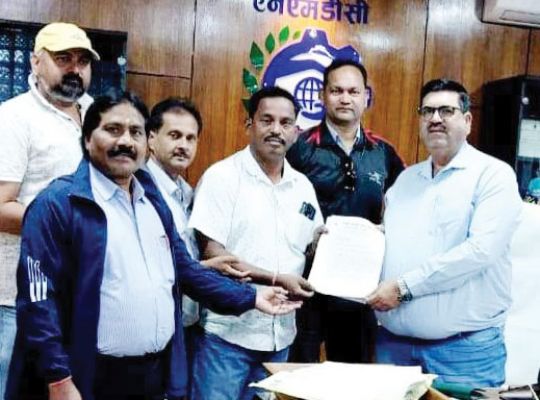 खदान मजदूर संघ ने सीजीएम को सौंपा ज्ञापन