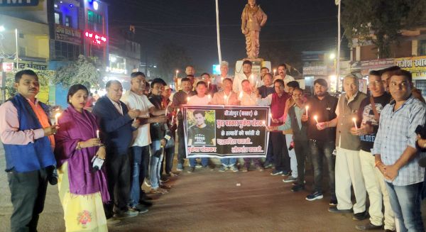 मुकेश चंद्राकर को पत्रकारों ने दी श्रद्धांजलि, घटना के विरोध में कैंडल मार्च