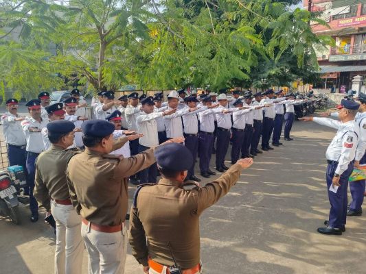 ट्रैफिक पुलिस ने लोगों को जागरूक करने ली शपथ 