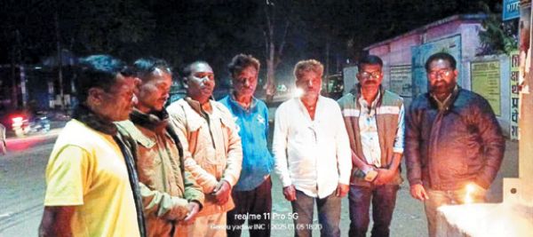 कैंडल मार्च निकाल पत्रकार मुकेश को दी श्रद्धांजलि