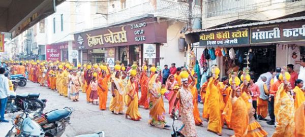 1008 मंगल जल कलश यात्रा संग गायत्री महायज्ञ शुरू