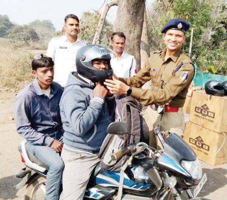 हेलमेट वितरण व जागरूकता अभियान