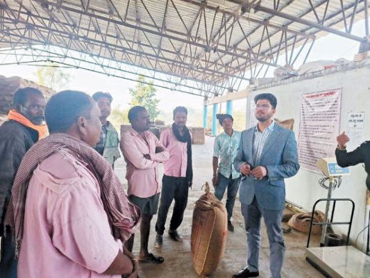 कलेक्टर ने धान खरीदी केंद्रों का किया निरीक्षण