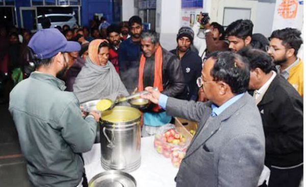 भारत मां की रसोई में कैबिनेट मंत्री रामविचार ने भोजन बांटा