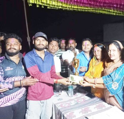 टेनिस बॉल क्रिकेट स्पर्धा में ऐरावत नवापारा की टीम रही विजेता