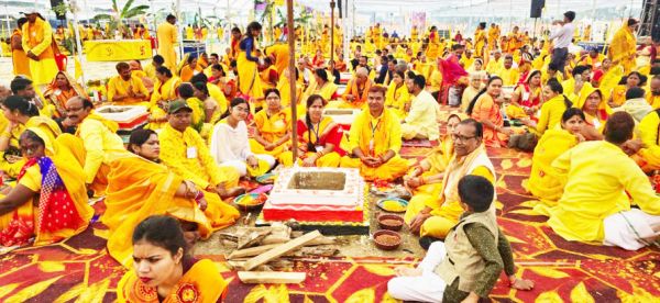 108 कुंडीय विराट गायत्री महायज्ञ का आयोजन  प्रथम दिवस डॉ. चिन्मय पंड्या हुए शामिल