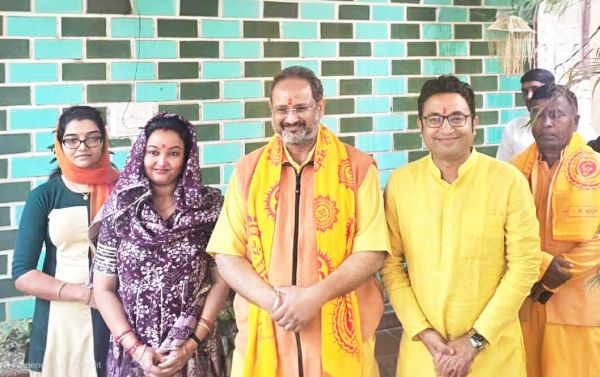 डॉ. चिन्मय पंड्या पहुँचे देवांगन निवास, परिवारजनों को दिया आशीर्वाद
