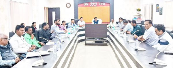 कारोबारियों की प्रशासन ने ली बैठक, निर्माण सामग्रियों के मूल्य में शिथिलता करने पर चर्चा