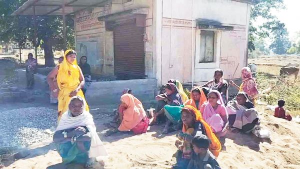 पीडीएस संचालक कर रहे राशन घोटाला, जिनकी शिकायत है वहीं चला रहे दो-तीन दुकान