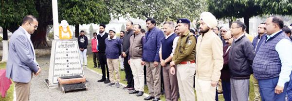 शहीद जवानों को दी श्रद्धांजलि
