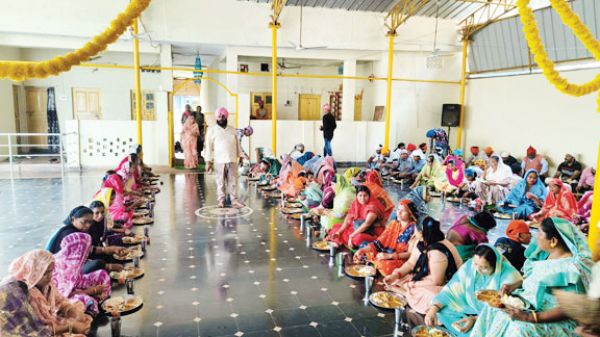 गुरु गोविंद सिंह की जयंती पर गुरुद्वारा में लंगर