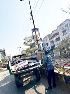 निगम की टीम ने 50 अवैध  विज्ञापन बोर्ड हटाए