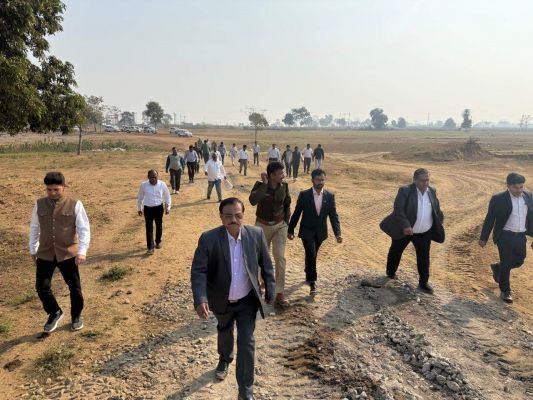 कमिश्रर ने राजिम में नवीन मेला ग्राउंड का किया निरीक्षण