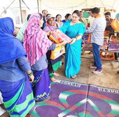 सफाई दीदियों को कंबल भेंटकर किया सम्मानित