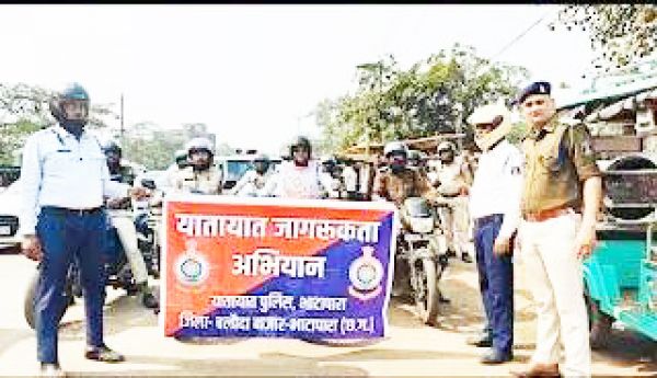 हेलमेट जागरूकता मोटरसाइकिल रैली निकाली