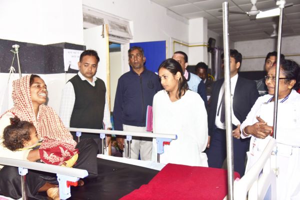 जिला अस्पताल में मरीजों का हालचाल लेने पहुंचीं कलेक्टर 