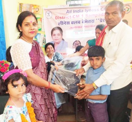 लिनेश क्लब ने बांटा अकोला स्कूल के बच्चों को स्वेटर