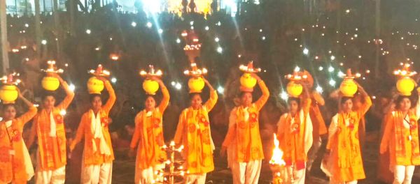 गायत्री महायज्ञ : सवा लाख दीपों से जगमगाया पंडाल